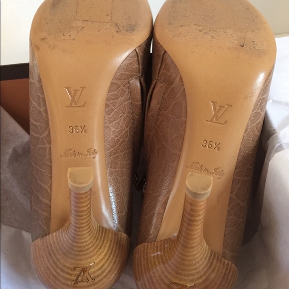 LOUIS VUITTON RUNWAY LIGHT BROWN FAUX CROC OPEN-TOE “CYPRESS” BOOTIE - Picture 10 of 12